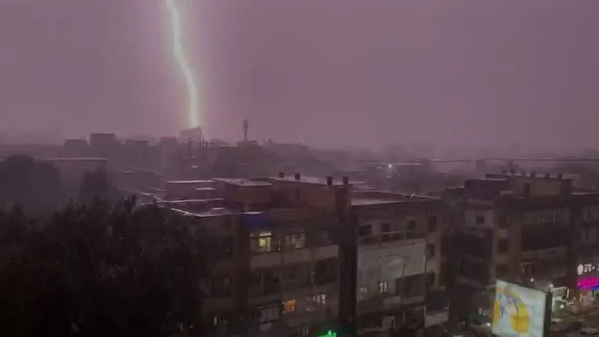 Heavy Rain in Pune : पुण्याला मुसळधार पावसाने झोडपलं, स्टेशन परिसरात पाणी साचलं