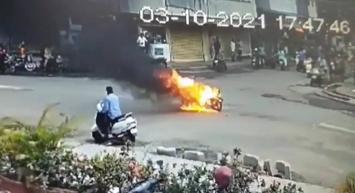 पगार न देणाऱ्या मालकाची बाईक मजुराने भर रस्त्यात जाळली, पोलिसांनी केली मजुराला अटक