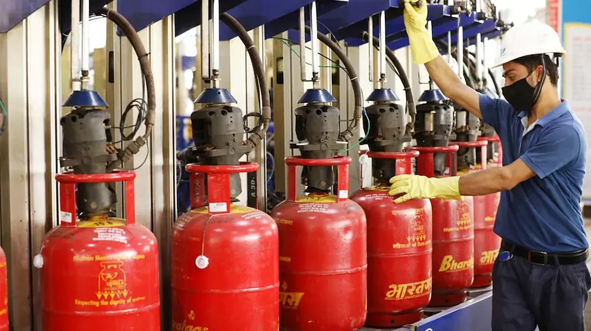 LPG Cylinder Price Hike: ऑक्टोबर महिन्याच्या पहिल्या दिवशीच महागाईचा झटका, सिलेंडर महागला