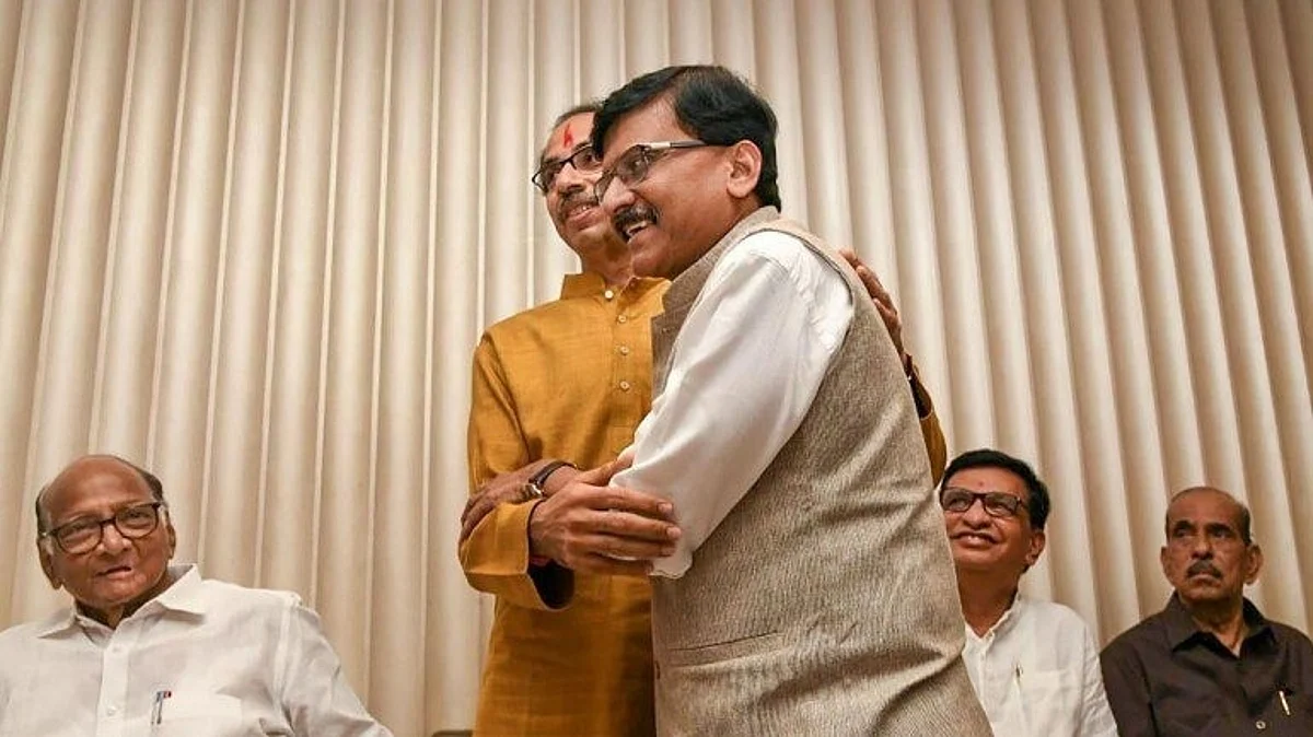 मुख्यमंत्री पदासाठी उद्धव ठाकरेंच्या नावाची घोषणा झाल्यानंतर अभिनंदन करताना संजय राऊत.