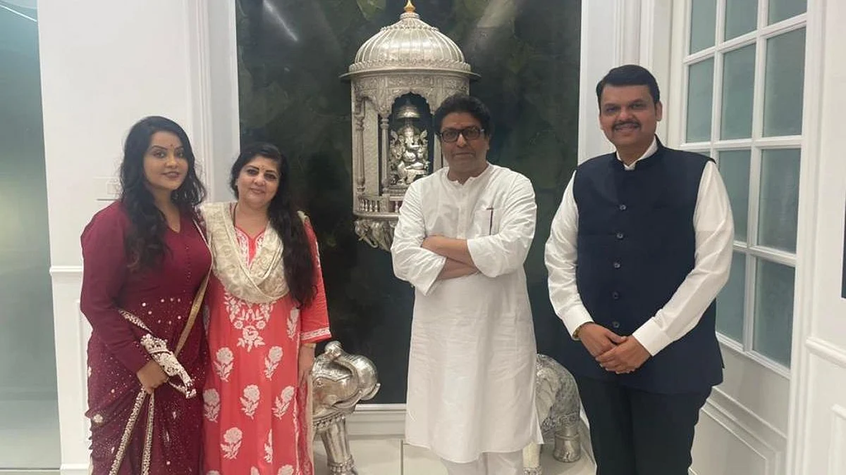 देवेंद्र फडणवीस सपत्नीक 'शिवतीर्था'वर, राज ठाकरेंच्या भेटीचं कारण गुलदस्त्यात