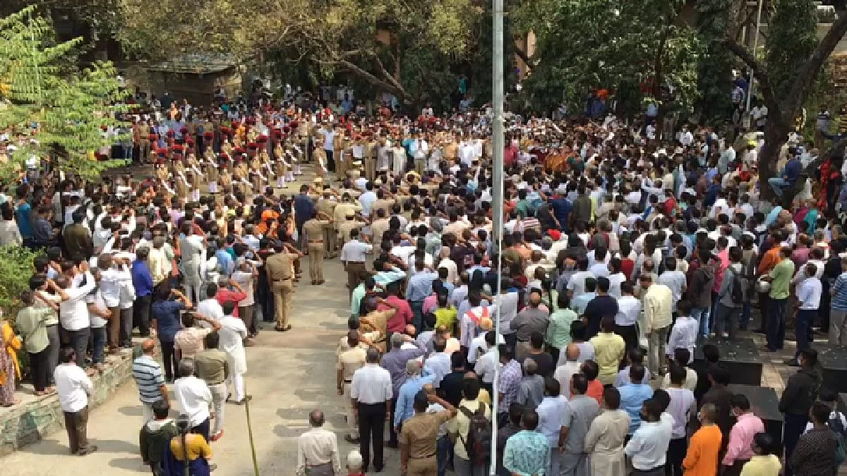 शिवशाहिराला निरोप देण्यासाठी अलोट गर्दी; बाबासाहेब पुरंदरे अनंतात विलीन