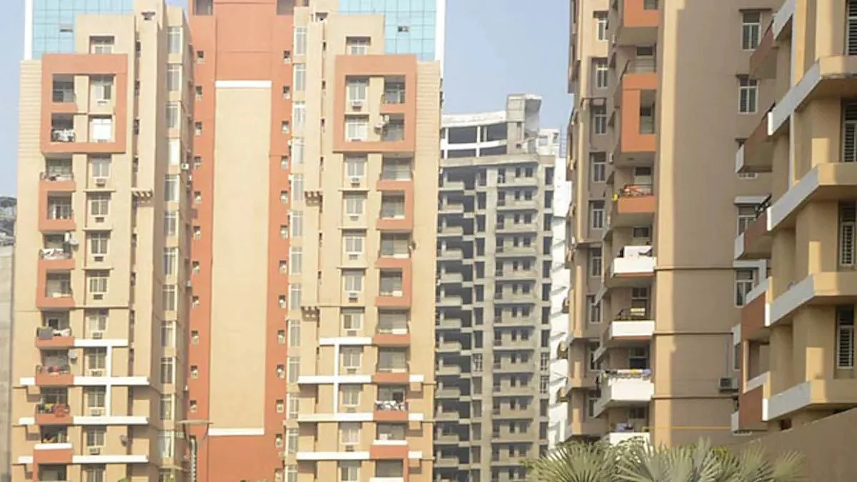 पुण्यात फेसबुक लाइव्ह करून तेराव्या मजल्यावरून उडी मारत वेटरची आत्महत्या