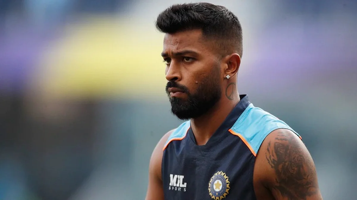 Hardik Pandya : हार्दिक पंड्याजवळची 5 कोटींची दोन घड्याळं जप्त; मुंबई विमानतळावर कारवाई