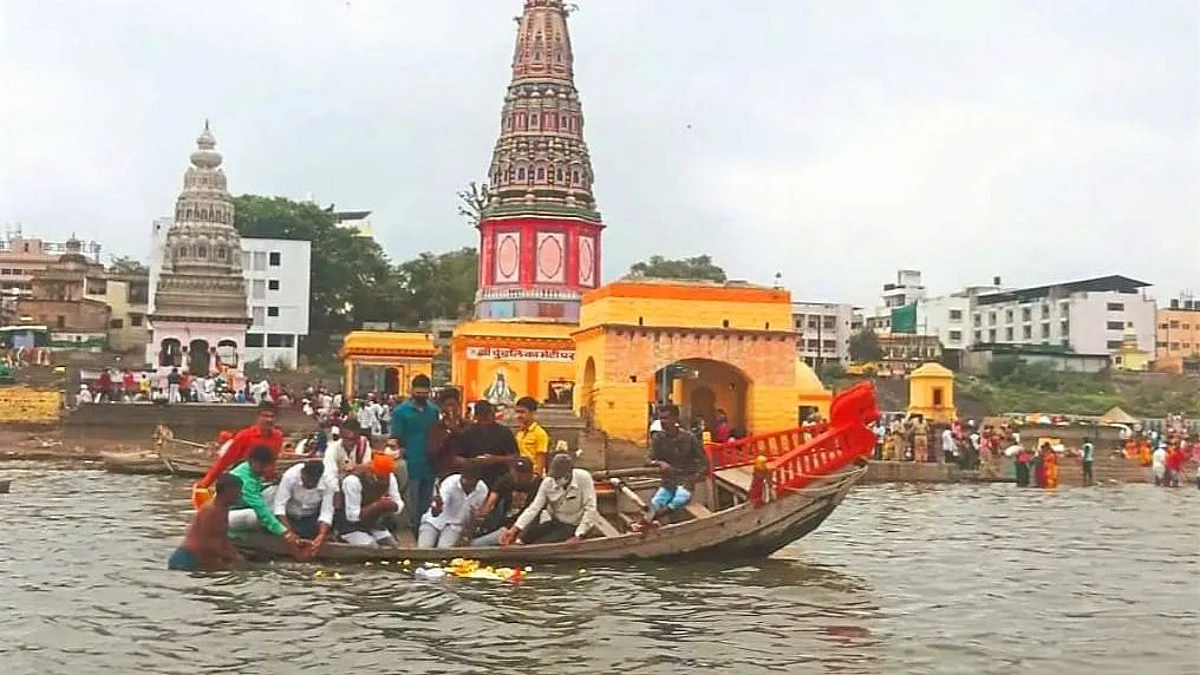 शिवशाहीर बाबासाहेब पुरंदरेंच्या अस्थींचं चंद्रभागेत विसर्जन