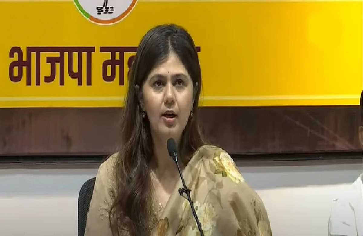 महाराष्ट्र सरकारने ओबीसी समाजाच्या पाठीत खंजीर खुपसला-पंकजा मुंडे