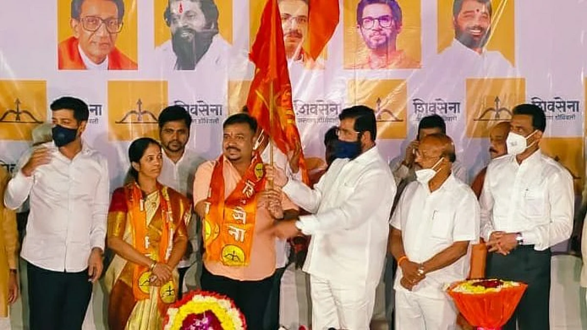 KDMC Election : निवडणुकीआधीच शिवसेनेचा धमाका, भाजप माजी नगरसेवकाच्या हाती शिवबंधन