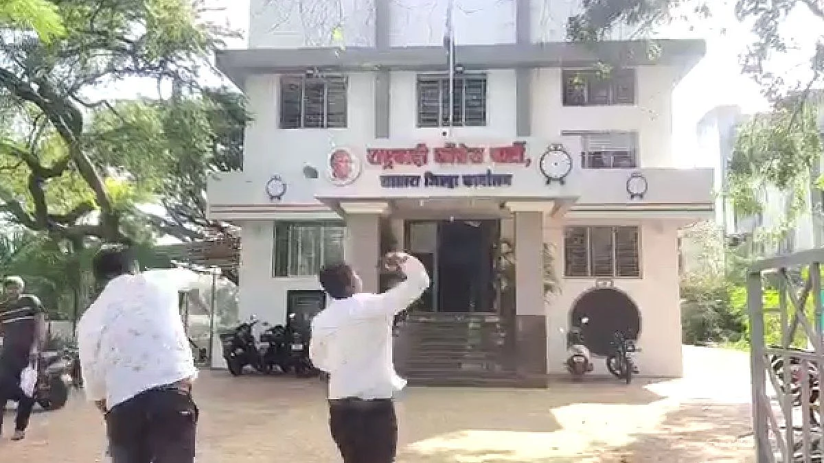 साताऱ्यात शशिकांत शिंदेंच्या समर्थकांचा राडा! दगडफेक, अजित पवारांविरोधात घोषणाबाजी