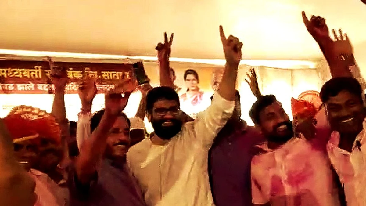 सातारा: राष्ट्रवादीच्या नेत्यासोबत भाजपचे आमदार शिवेंद्रसिंहराजे भोसलेही थिरकले!