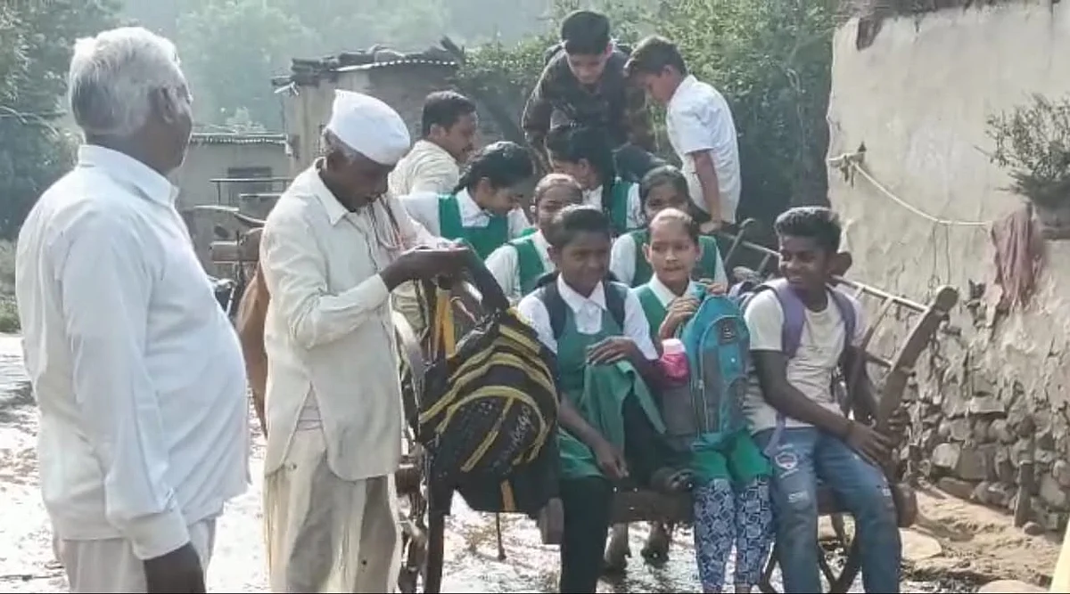 कधी पायपीट तर कधी बैलगाडीने गाठावी लागतेय शाळा, 'या' गावातल्या मुलांना एसटी संपाचा फटका