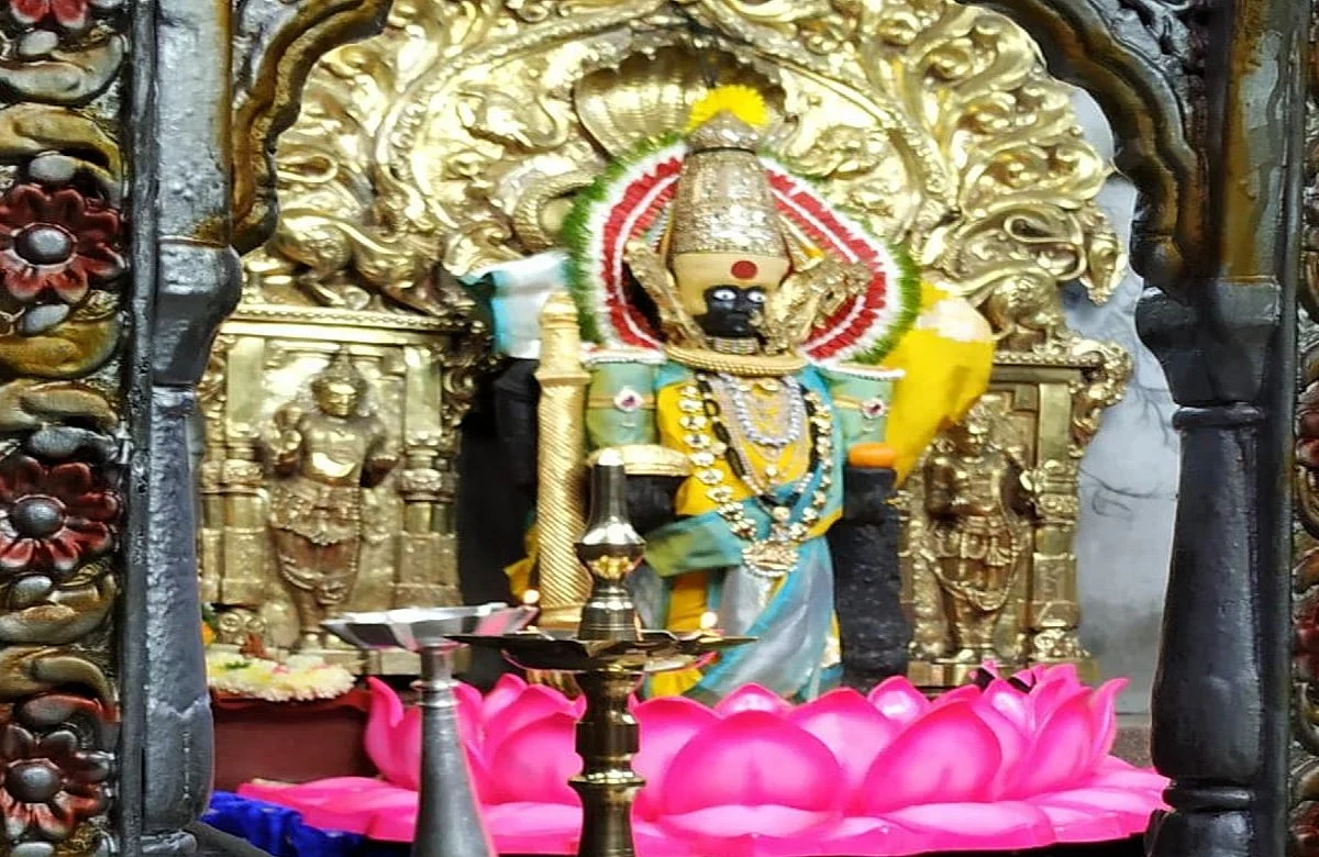 दिवाळी आणि लक्ष्मीपूजनानिमित्त करवीर निवासिनी अंबाबाईची कमलजा रुपात पूजा