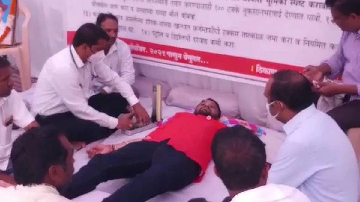 स्वाभिमानी नेते रविकांत तुपकरांची प्रकृती खालावली, कार्यकर्त्याचा आत्मदहनाचा प्रयत्न