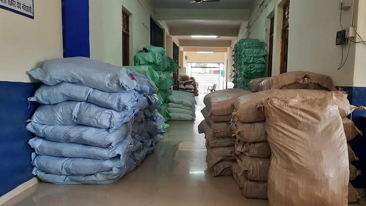 gutkha worth rs 33 lakh seized beed kaij case filed against shiv sena district chief