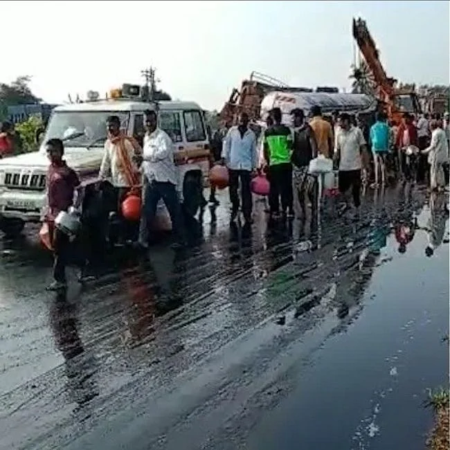 अपघातग्रस्त स्थळावरुन तेल घेऊन जाताना स्थानिक