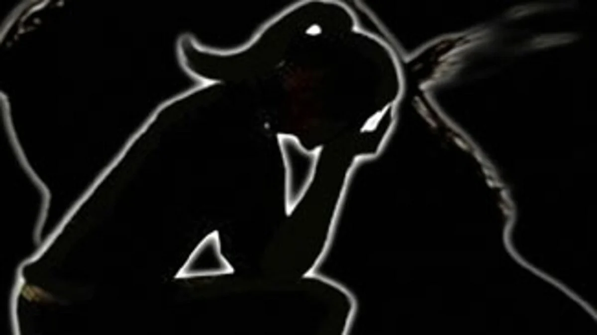 क्रूरतेचा कळस! अल्पवयीन मुलीवर महिलेनं पतीला नजरेसमोर करायला लावला बलात्कार