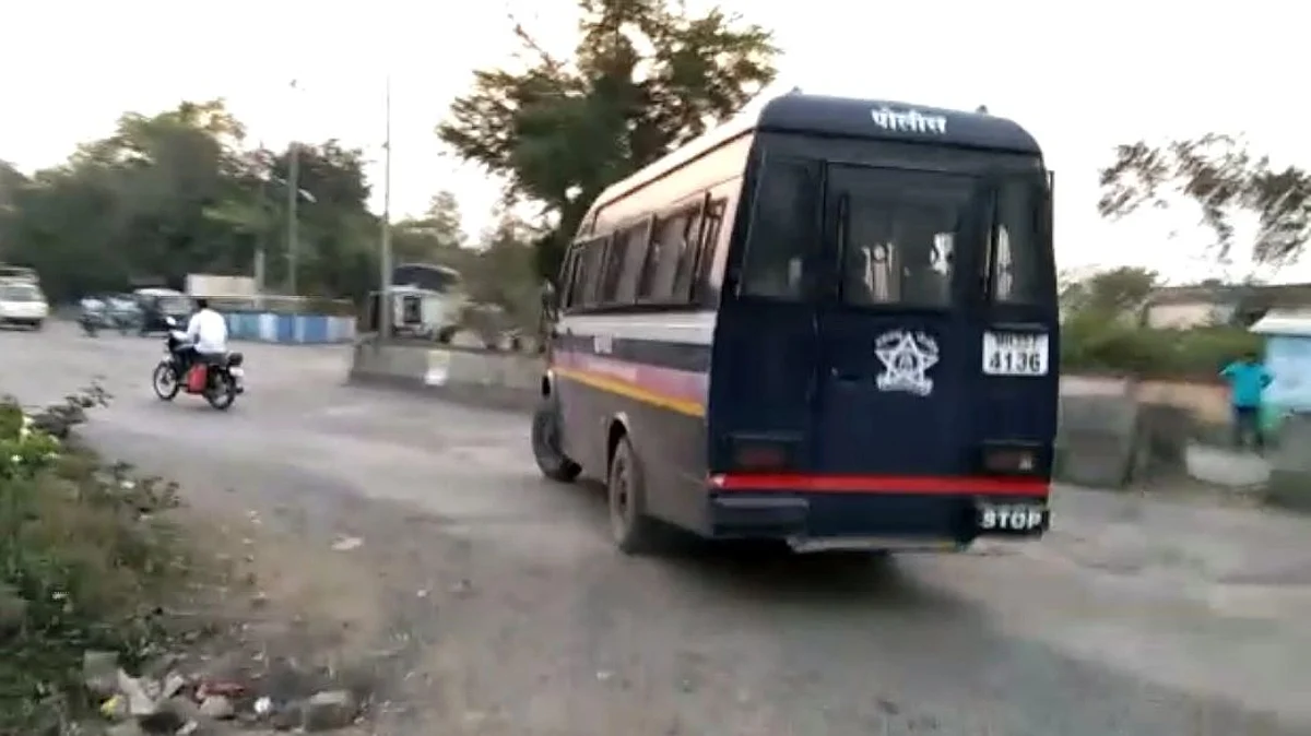 आरोपींना घेऊन जाताना पोलीस.