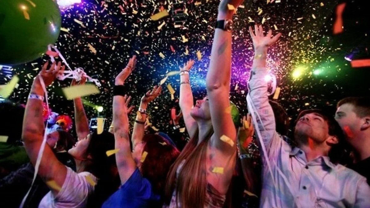सोसायटीच्या टेरेसवर New Year सेलिब्रेशनची तयारी करताय? होऊ शकते कारवाई...