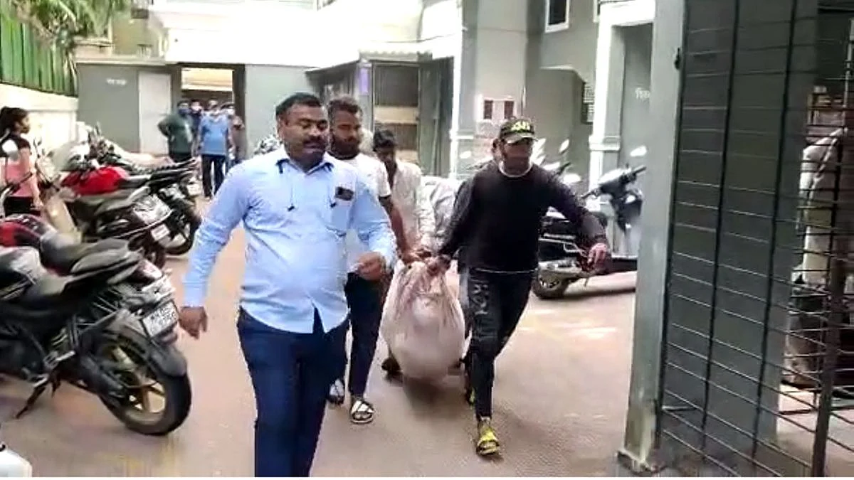 मृतदेह घेऊन जाताना पोलीस...