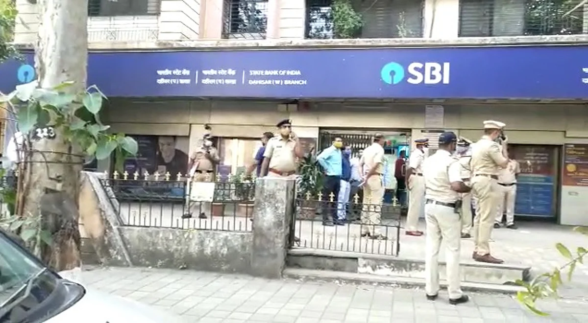 मुंबईत स्टेट बँकेच्या दहीसर शाखेत चोरट्यांचा गोळीबारात एका कर्मचाऱ्याचा मृत्यू, अडीच लाखांची लूट