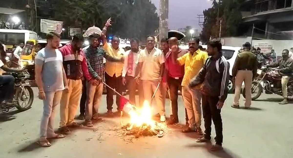 कर्नाटकात पुन्हा छत्रपती शिवरायांच्या पुतळ्याची विटंबना, शिवसेनेनं कन्नड रक्षण वेदिका संघटनेचा ध्वज जाळला