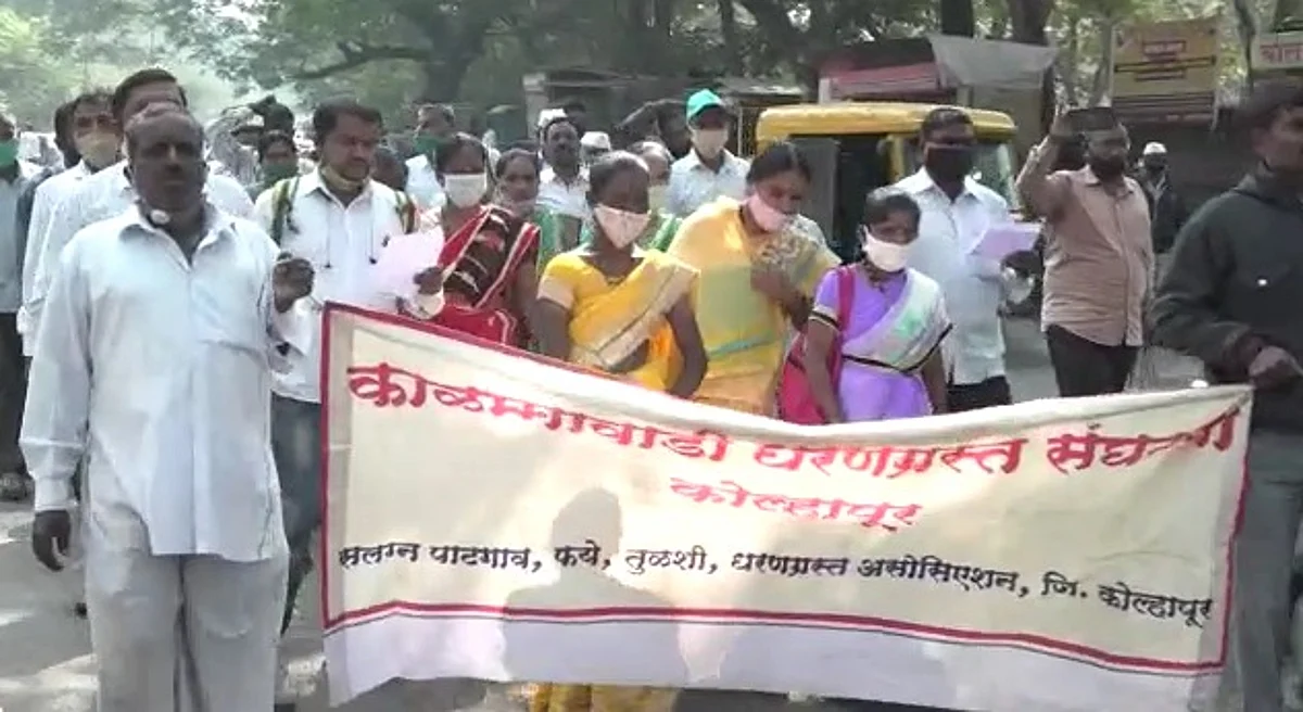 कोल्हापूर जिल्हाधिकारी कार्यालसमोर 44 काळम्मावाडी धरणग्रस्तांचा सामुदायिक आत्मदहनाचा प्रयत्न