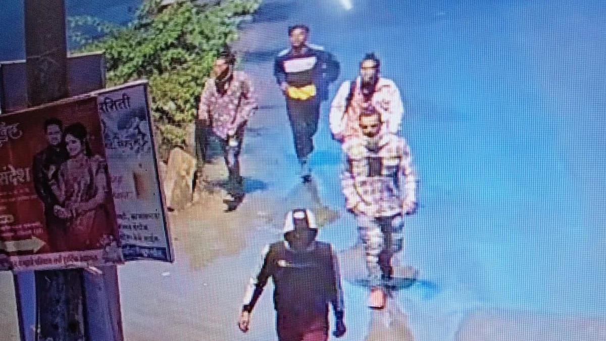 डोंबिवली: भर रस्त्यात गळ्यावर चाकू लावत बॅंक मॅनेजरला लुटलं, भुरटे चोर CCTV मध्ये कैद