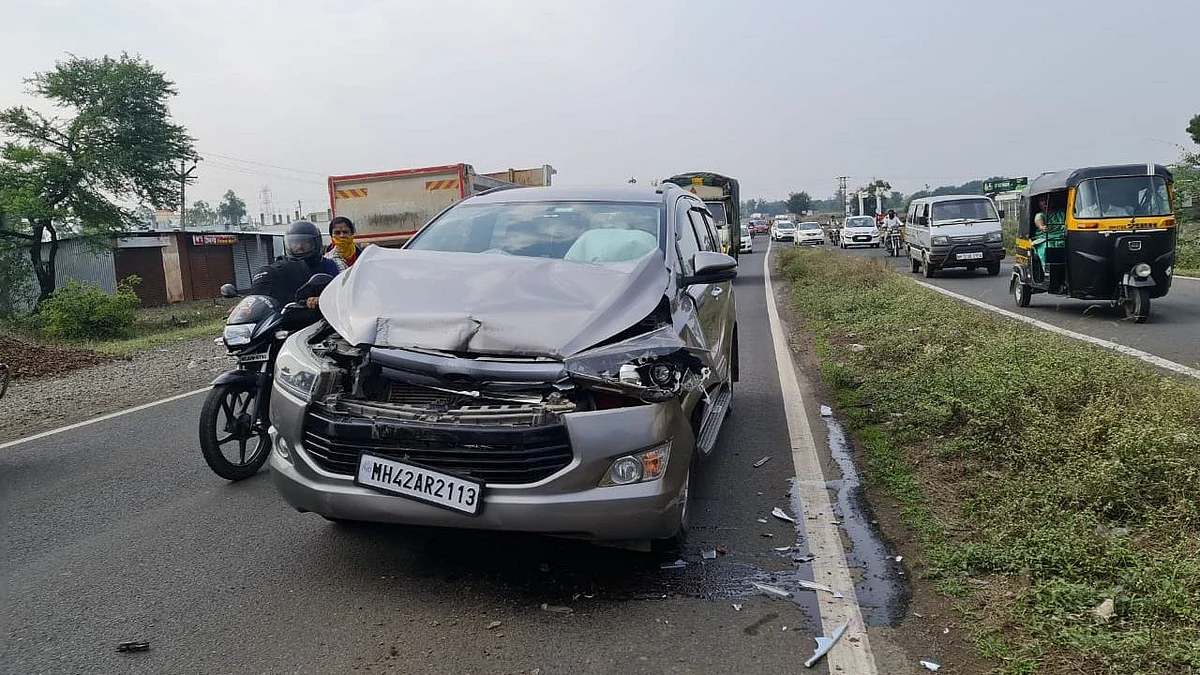 अजित पवारांच्या विश्वासू सहकाऱ्याच्या गाडीला भीषण अपघात, एअर बॅगमुळे थोडक्यात बचावले!