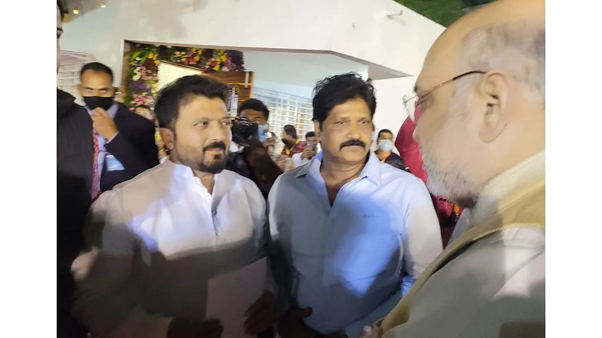 पुणे : निवेदन घेऊन आलेल्या शिवसैनिकांना अमित शाह म्हणाले, 'मी या प्रकरणात लक्ष घातलंय'