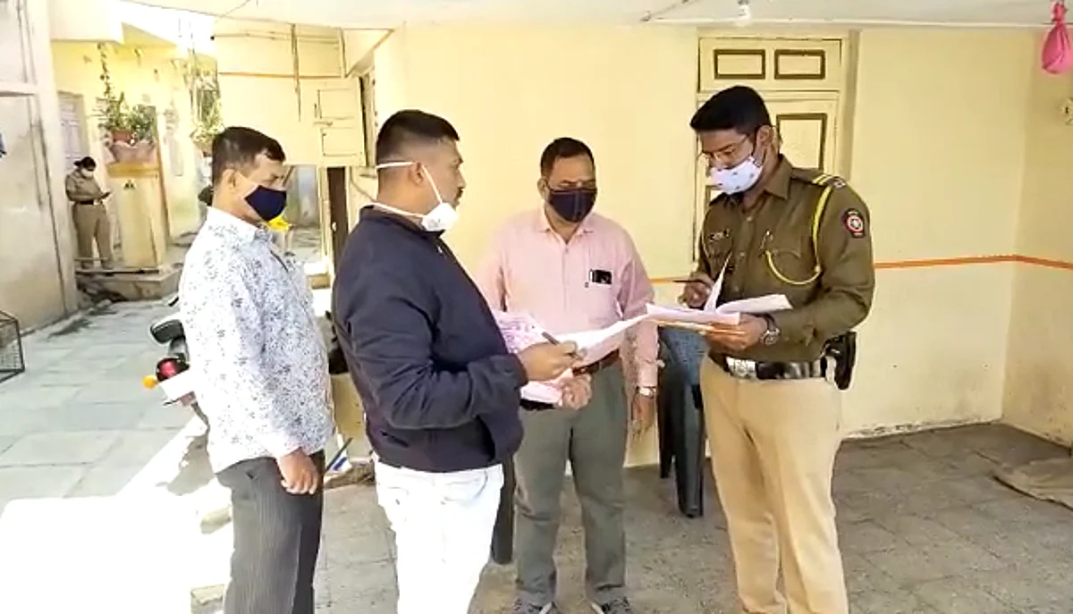 officers of pune crime branch and indapur police raided the house of five persons