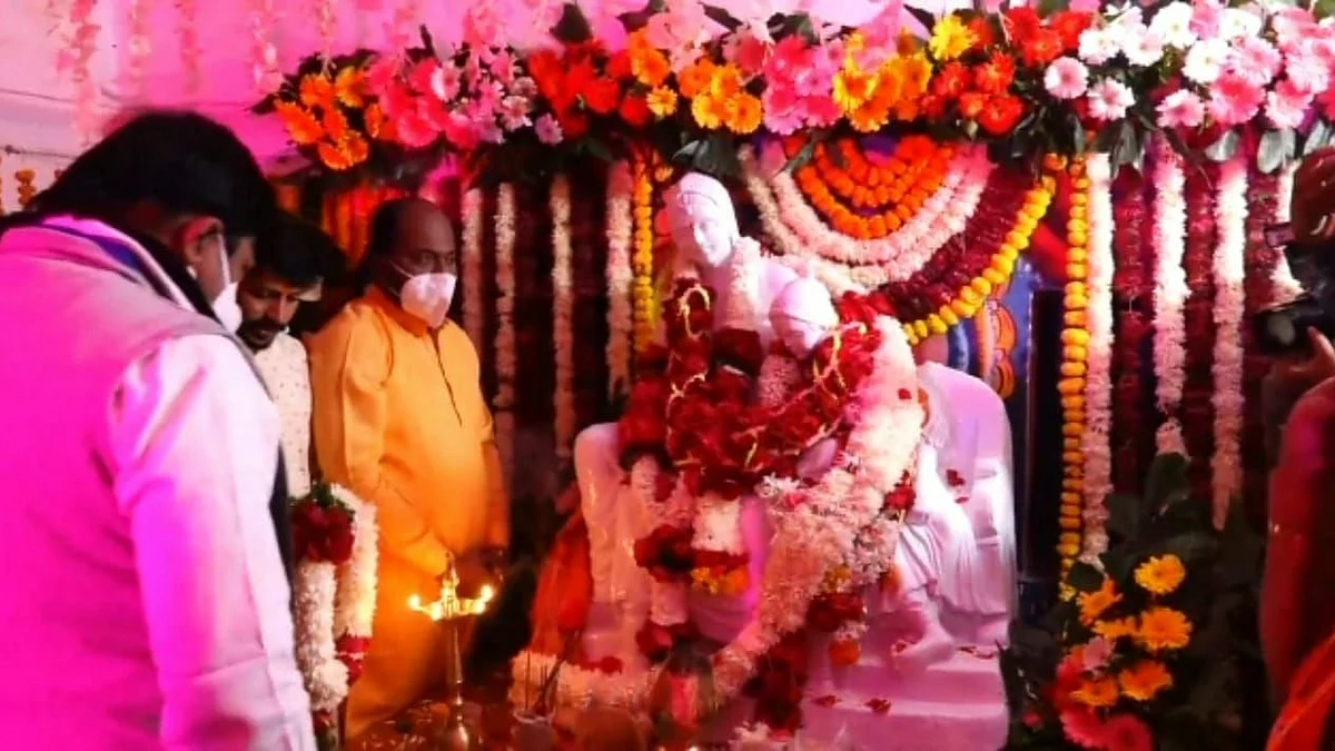 जिजाऊ जन्मोत्सवानिमित्त वंशजांसह जिजाऊंच्या पुतळ्याचे पालकमंत्र्यांनी केले पूजन