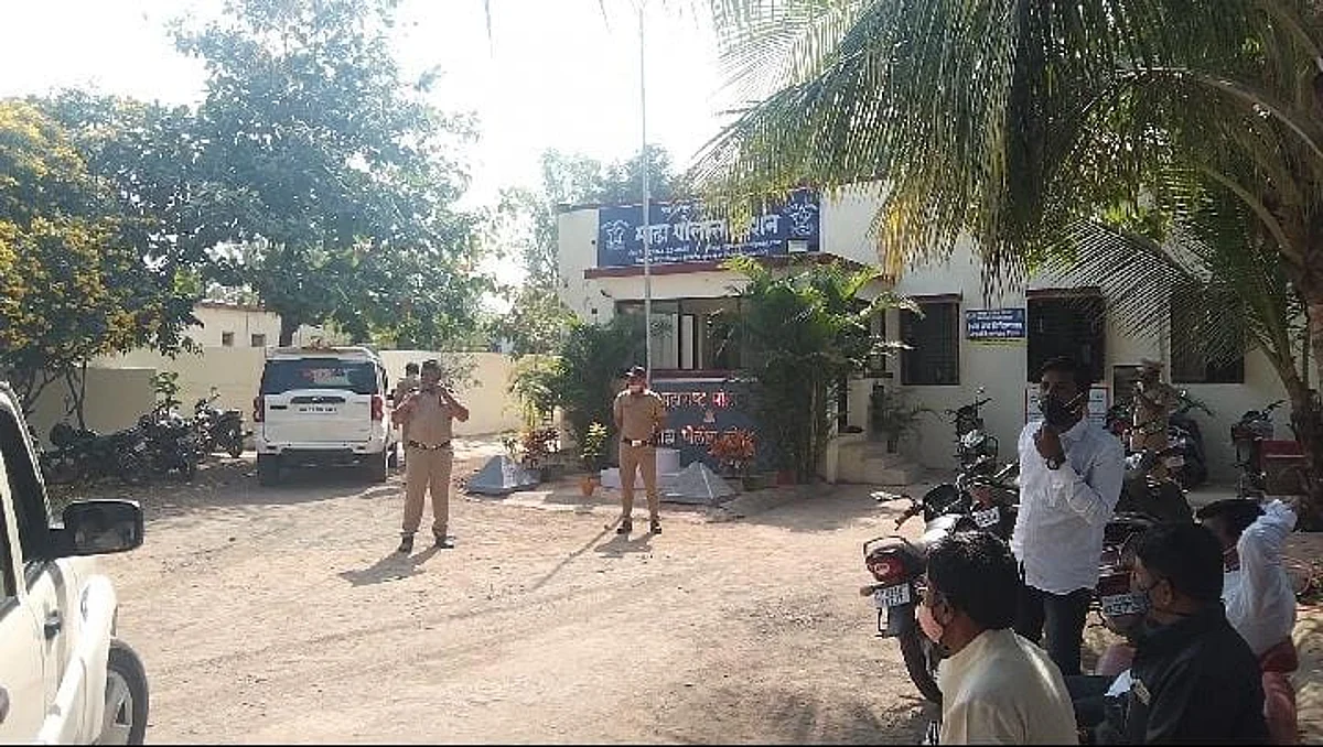 माढा: सरपंचावर रोखली पिस्तुल... वेळीच लॉक झाल्याने टळला अनर्थ!