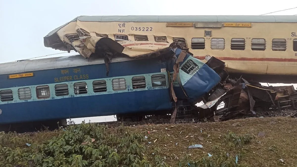 Train Accident: एक्सप्रेसचे तब्बल 12 डब्बे घसरले, 4 प्रवाशांचा मृत्यू; मृतांचा आकडा वाढण्याची भीती