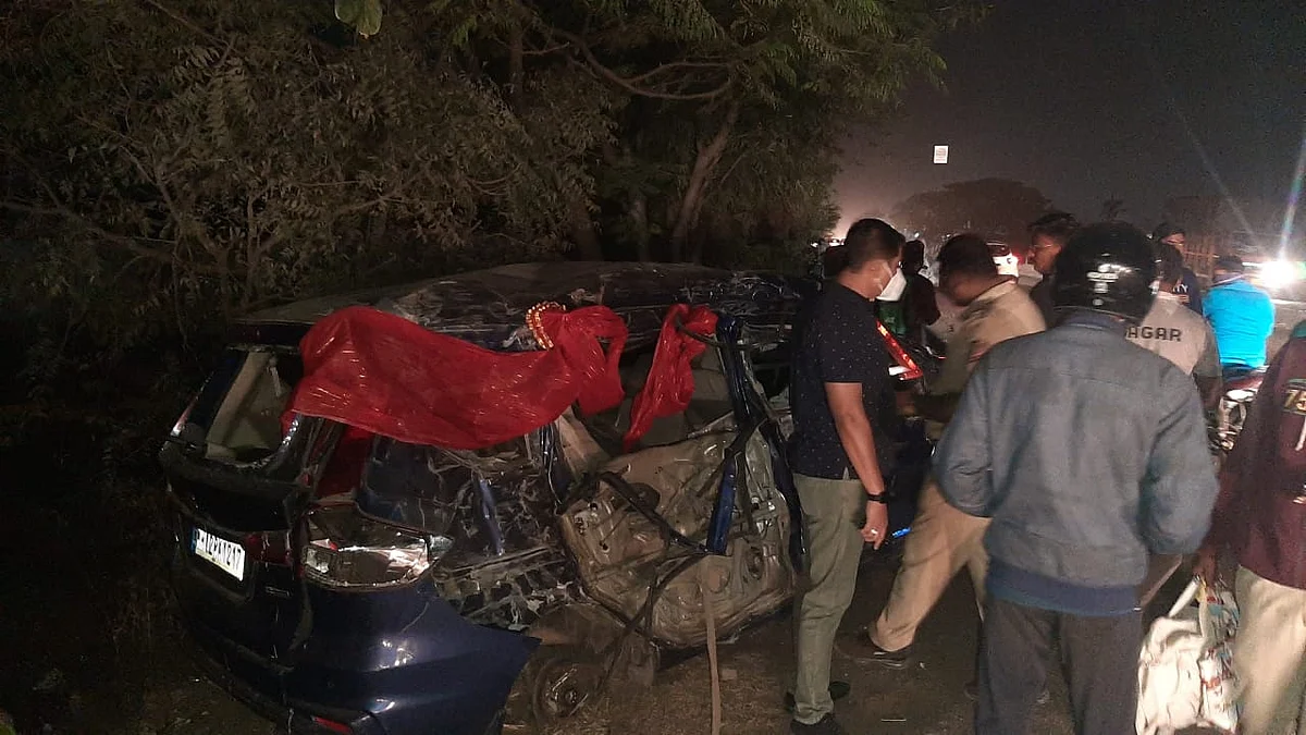 पुणे : पुणे-नगर महामार्गावर ट्रकने कारसह दोन दुचाकींना उडवलं; पती-पत्नीसह 4 ठार