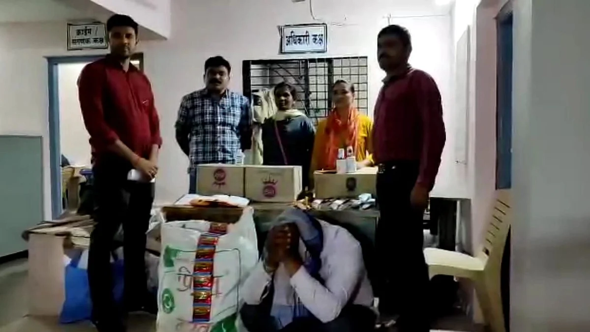 Crime: किराणा दुकान आणि घरात सापडला शस्त्र साठा, हजारो रुपयांचा गुटखा आणि दारूही जप्त