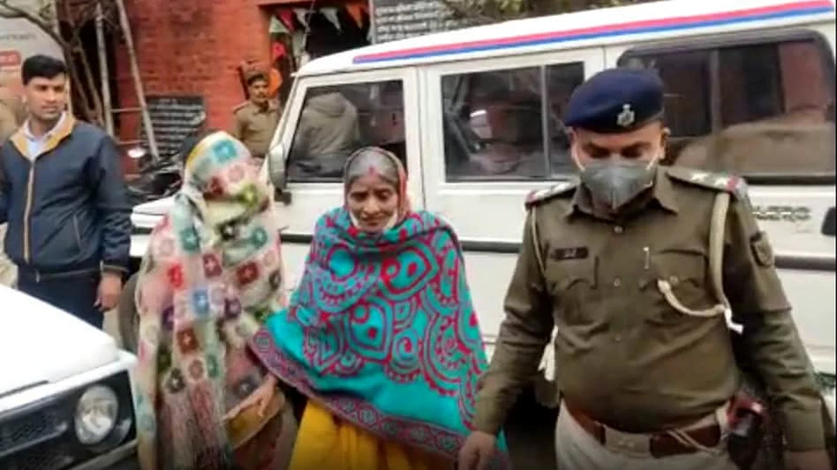 crime news 17 lakhs looted from woman going to bank son and daughter in law turned out to be robbers patna