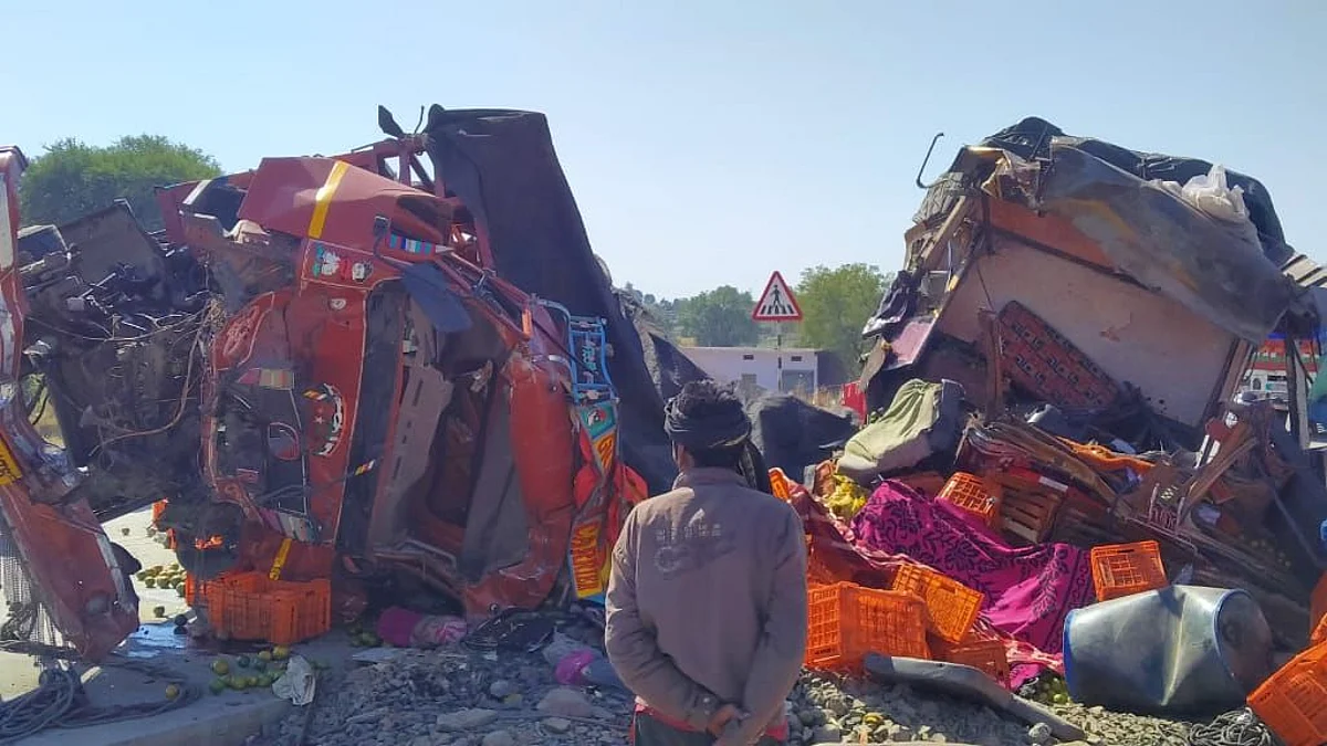 अपघातामुळे दोन्ही वाहनांचा झालेला चक्काचूर