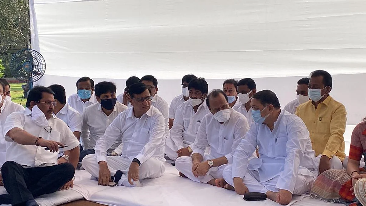 नवाब मलिकांना अटक झाल्याने महाविकास आघाडी आक्रमक; महात्मा गांधींच्या पुतळ्याजवळ आंदोलन