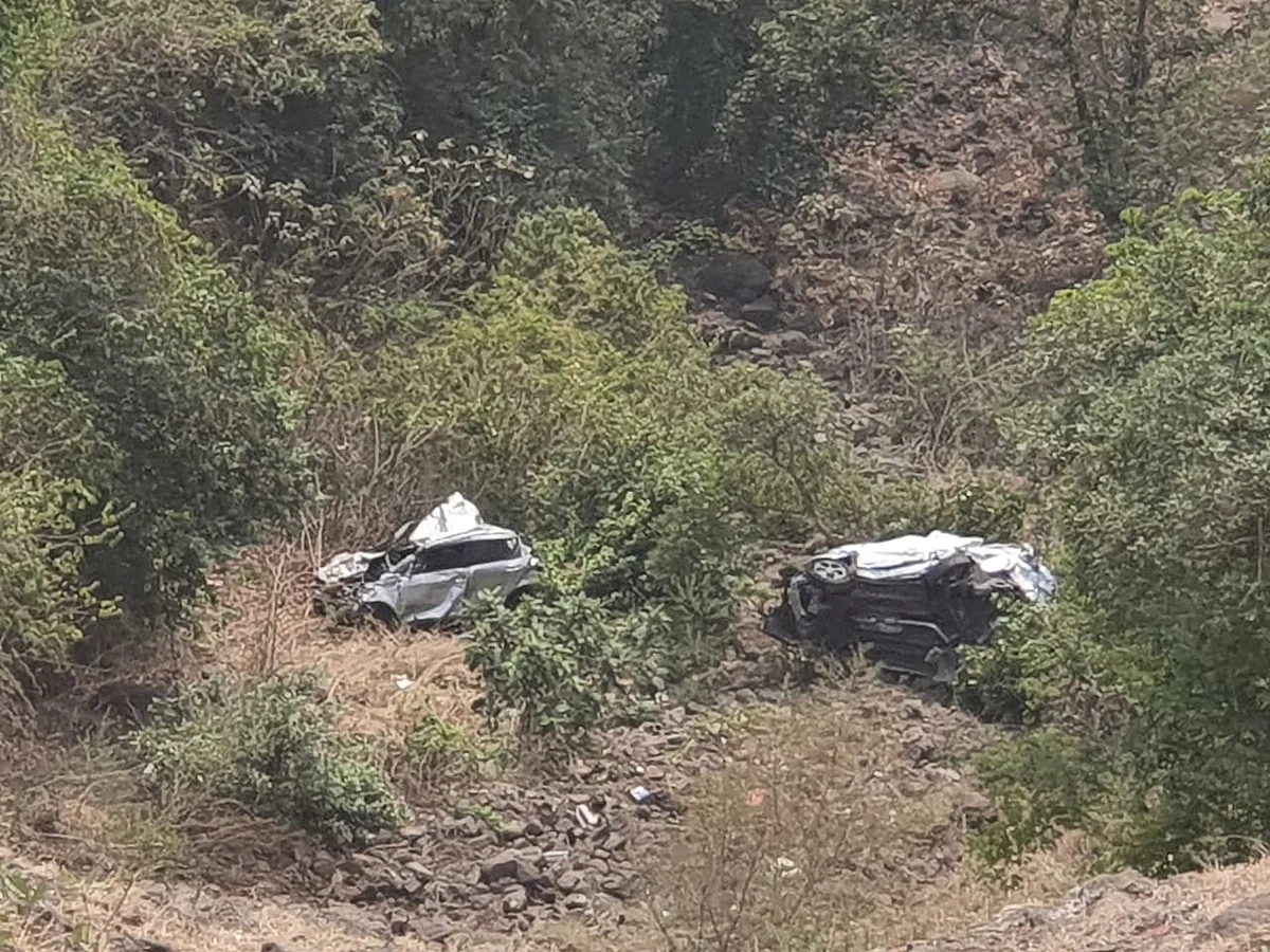 आंबा घाटात भीषण अपघात; ४०० फूट खोल दरीत कोसळली गाडी