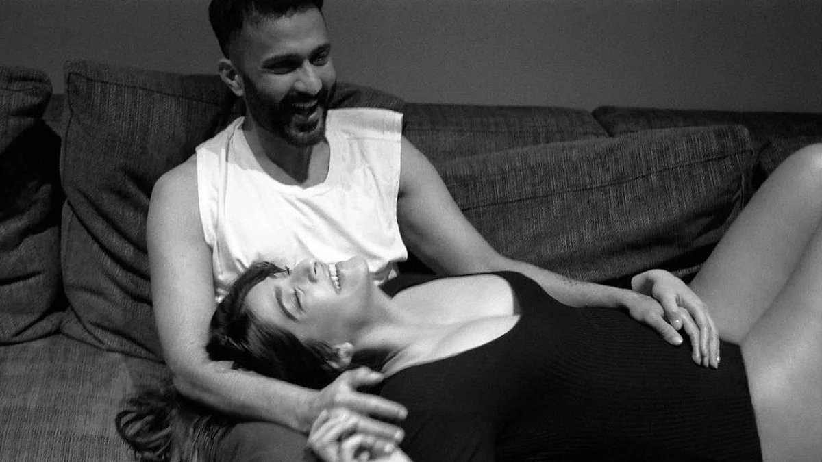 पती आनंद आहुजासोबत सोनम कपूर/ Sonam Kapoor is Pregnant