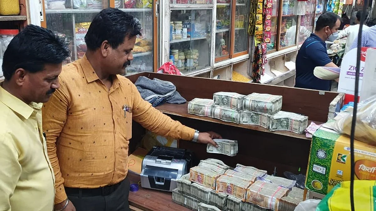 छापेमारीत सापडलेली रक्कम मोजताना पोलीस अधिकारी