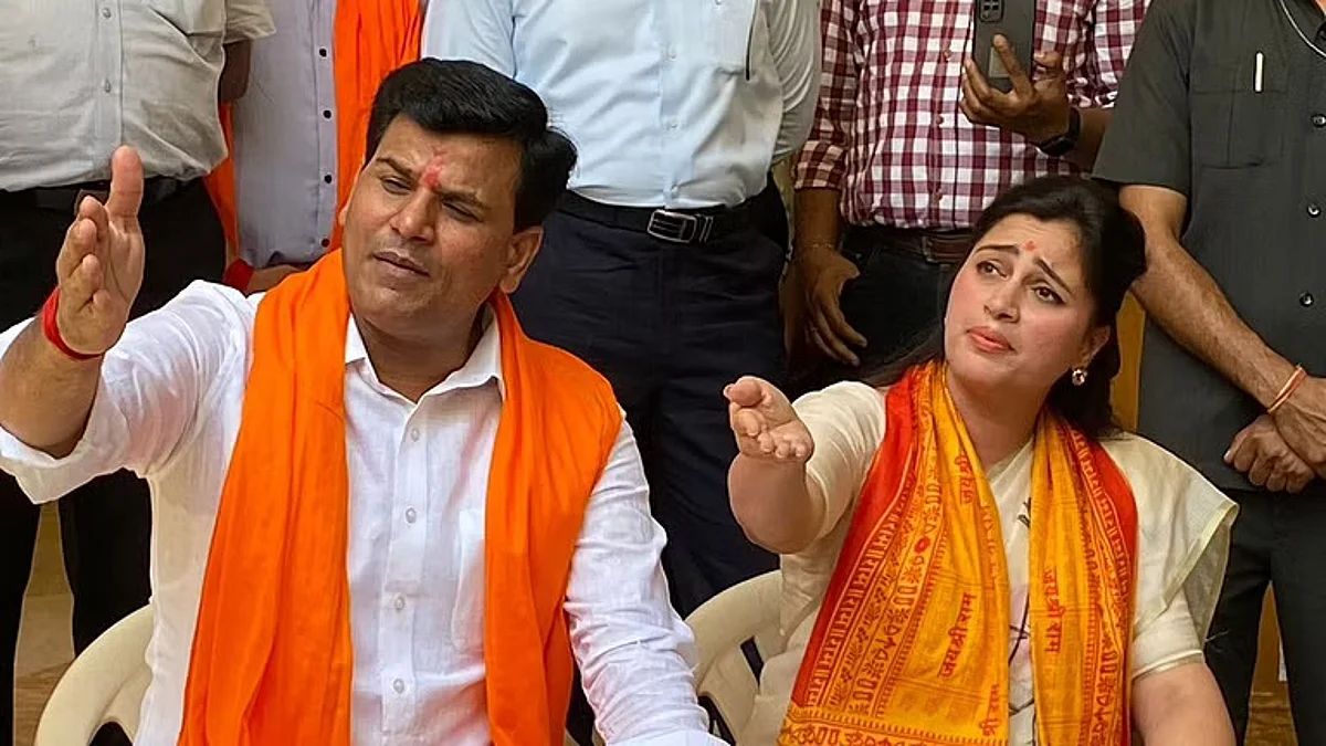 नवनीत आणि रवी राणांवर मुंबई पोलिसांनी 'याच' कारणामुळे दाखल केला राजद्रोहाचा गुन्हा