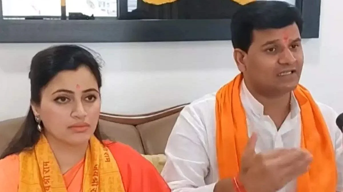 रवी राणांकडून उद्धव ठाकरेंचा निषेध नोंदवत पोलीस ठाण्यात १०१ वेळा हनुमान चालीसा पठण