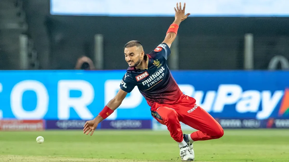 IPL 2022 : RCB च्या हर्षल पटेलवर दुःखाचा डोंगर, मुंबईविरुद्ध सामन्यादरम्यान बहिणीचं निधन
