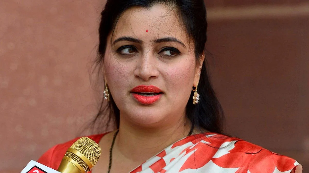 नवनीत राणांनी मुख्यमंत्र्यांचे आव्हान स्वीकारले; काश्मीरमध्ये जाऊन हनुमान चालीसा पठण करणार, पण...