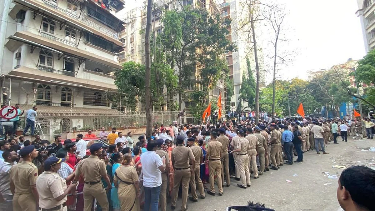 Navneet Rana : मुंबई पोलीस नवनीत राणांच्या घरात; ताब्यात घेण्यावरून नाट्यमय घडामोडी