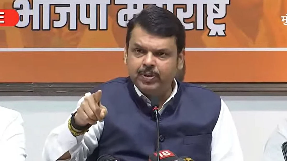 Devendra Fadnavis: भर पत्रकार परिषदेत फडणवीसांनी केलं हनुमान चालीसाचं पठण; म्हणाले.. हा राजद्रोह..!