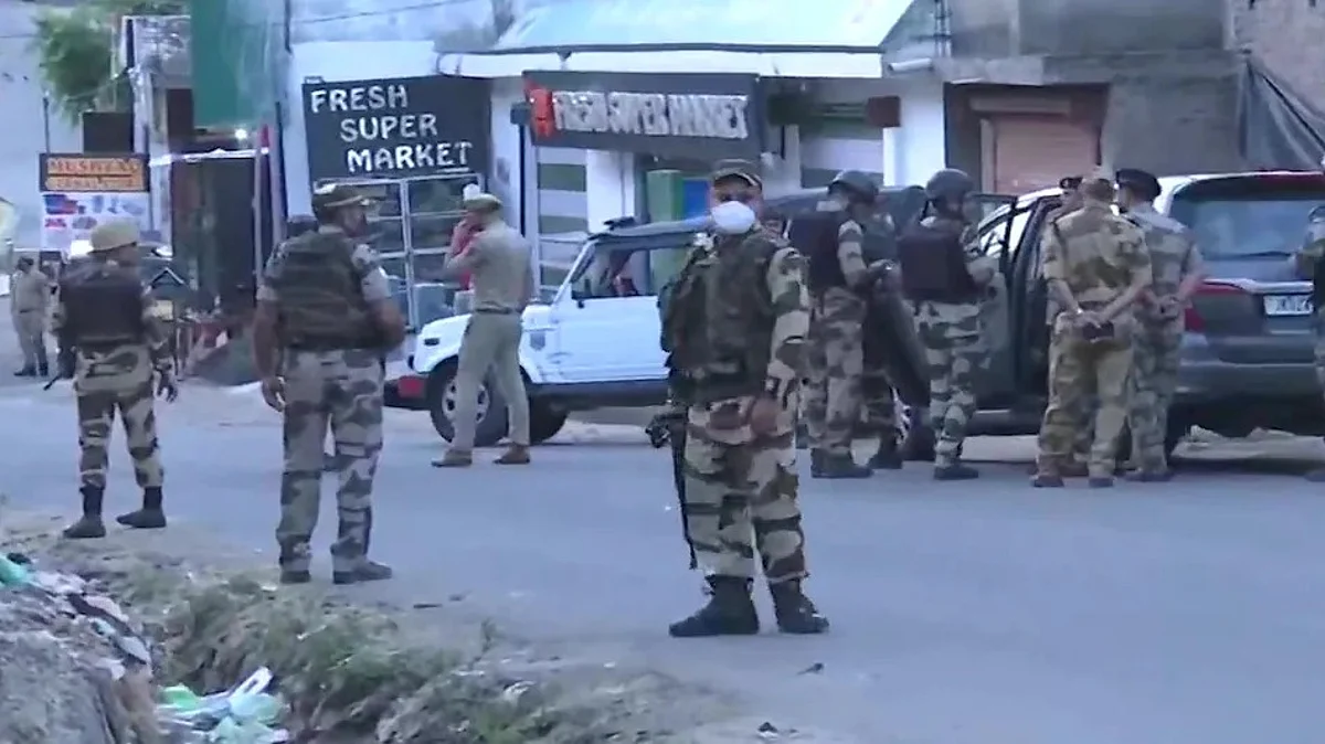 J-K Terror Attack : मोदींच्या कश्मीर दौऱ्याआधी दहशतवाद्यांचा जवानांच्या बसवर हल्ला