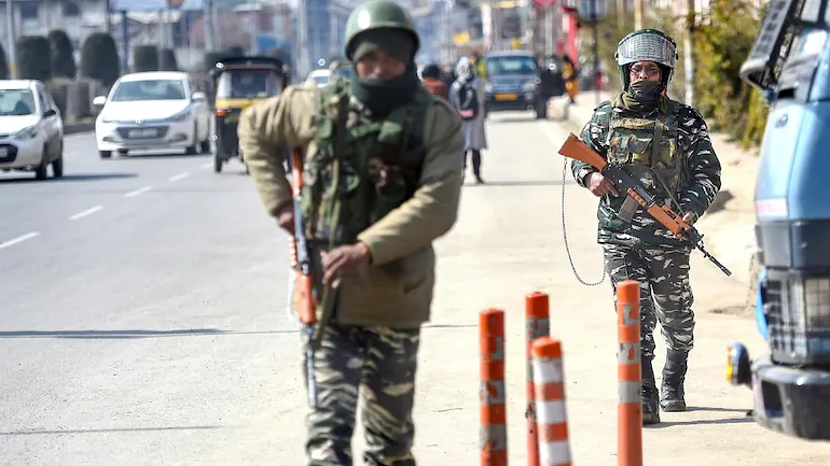 जम्मू-काश्मीर: काश्मिरी पंडितावर अतिरेक्यांचा गोळीबार, वेळेत उपचार मिळाल्याने वाचला जीव