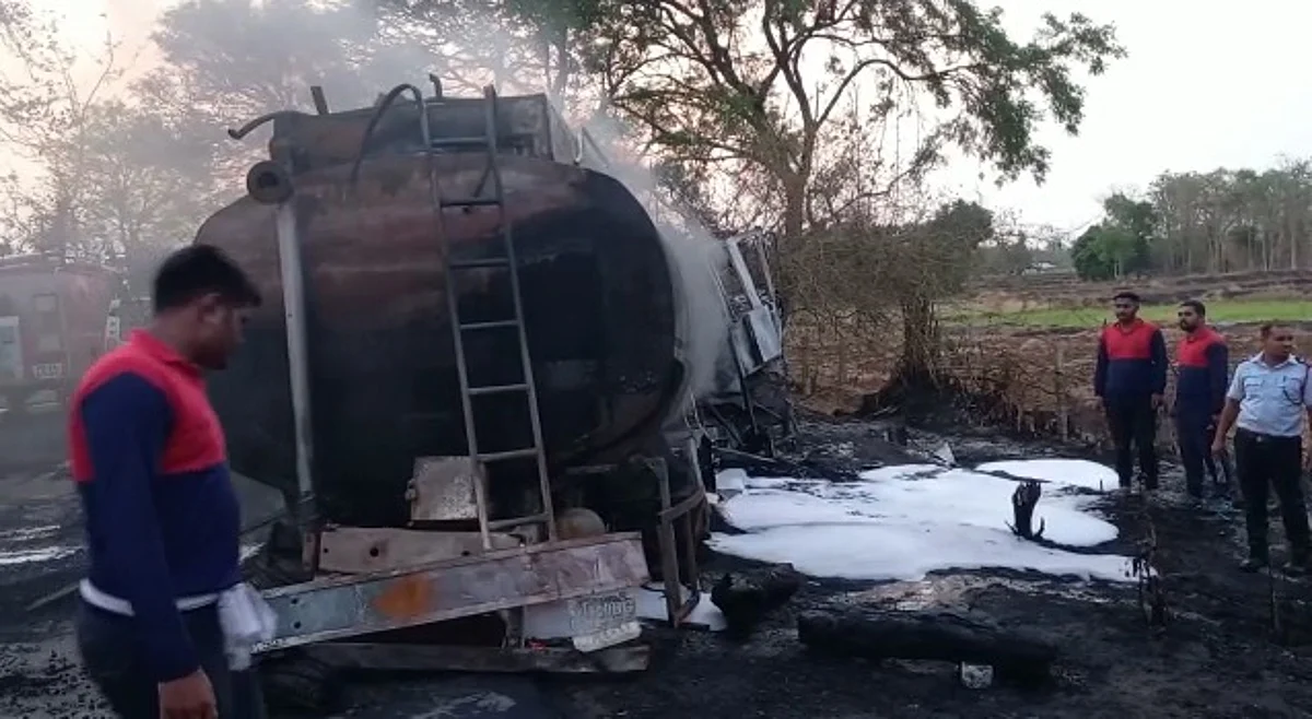 Collision between the petrol tanker & truck leads to great disaster in Chandrapur