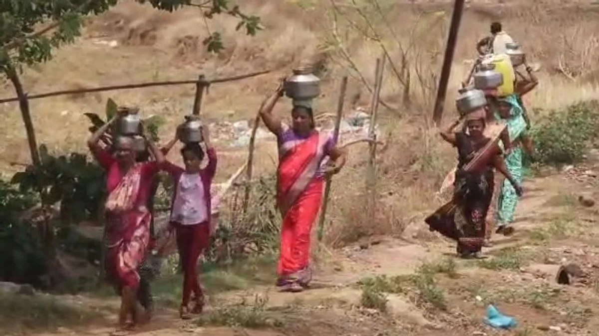 पाण्यासाठी रोज दोन किलोमीटर पायपीट, कल्याणच्या मानिवली गावात नागरिकांचा पाण्यासाठी संघर्ष